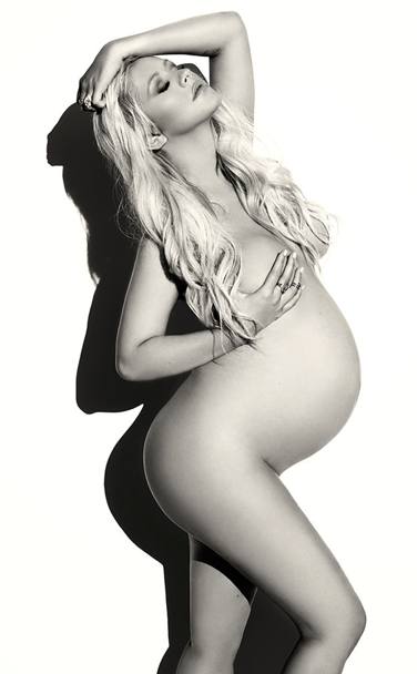 Cristina Aguilera, incinta del secondo figlio, ha deciso di posare nuda per V Magazine. Ma la cantante  solo l&#39;ultima di una lunga lista di star che si sono concesse ai fotografi senza veli e in dolce attesa